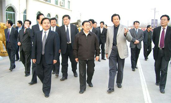 山東省委副書(shū)記、省長(zhǎng)韓寓群、濰坊市委書(shū)記張新起一行蒞臨華藝雕塑參觀(guān)指導(dǎo)，傅紹相總經(jīng)理介紹雕塑藝術(shù)