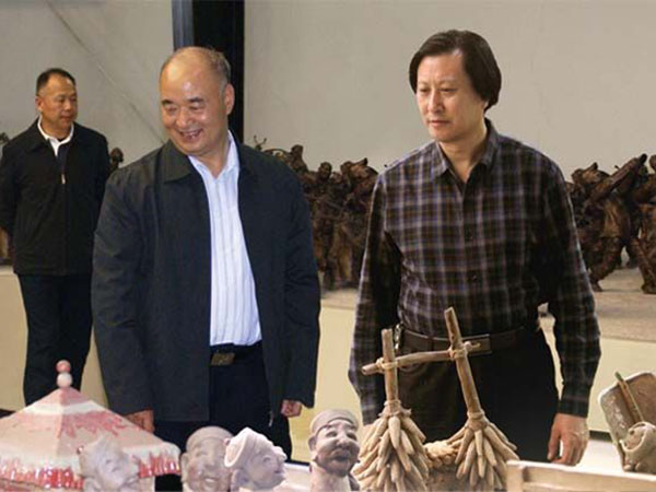 中央政治局委員、中央軍事委員會(huì)副主席許其亮來華藝雕塑視察指導(dǎo)，傅紹相總經(jīng)理介紹雕塑藝術(shù)